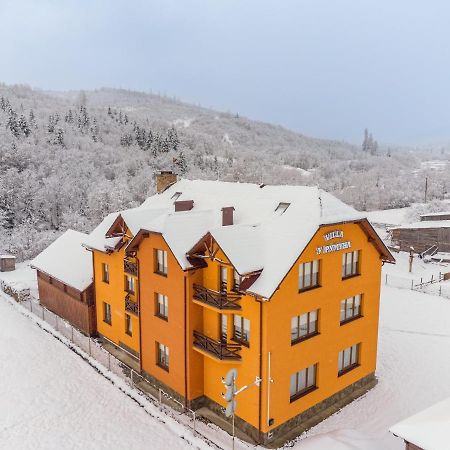 У Румуна Yasinya Exterior foto